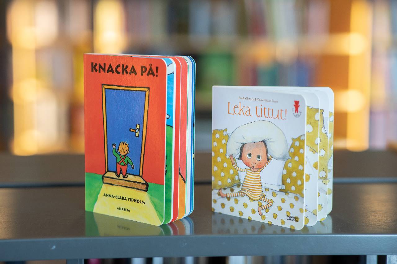 Språknätets gåvoböcker Knacka på! och Leka Tittut